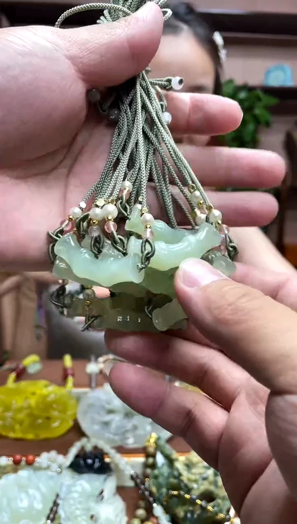 岫玉未镶嵌颈饰多样性发货发其中之一