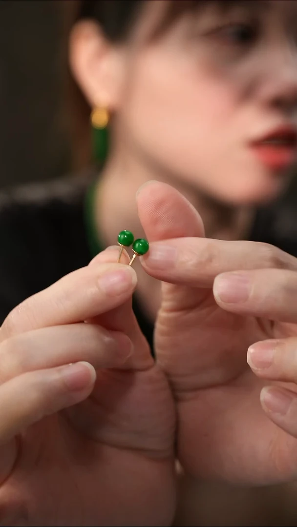 18K金镶嵌翡翠耳饰满绿翡翠圆珠耳钉 多样性发一