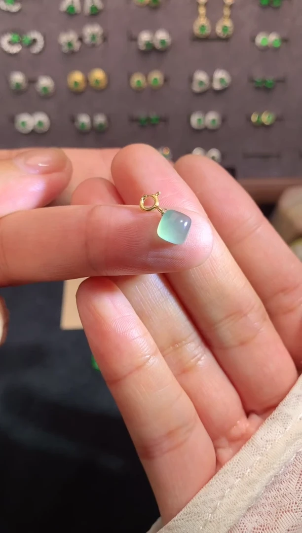 翡翠18K金镶嵌颈饰天然翡翠A货.源头工厂价福利价