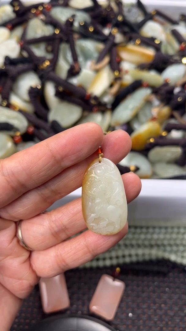 【闪购商品】和田玉颈饰未镶嵌多样性发货没有证书拍一发一有瑕