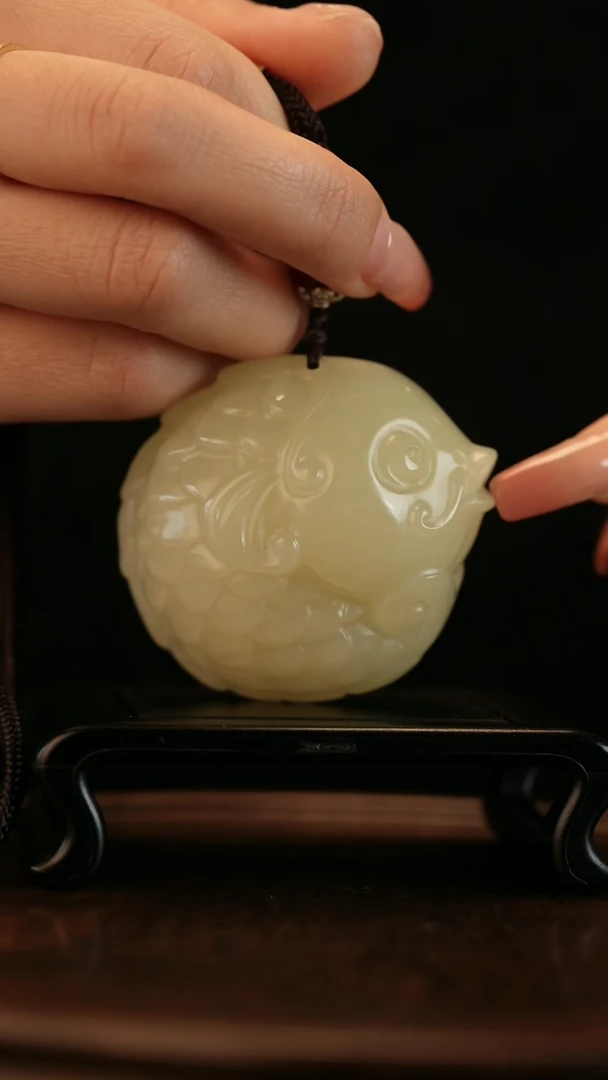 云南石竹叶青雕刻：年年有余