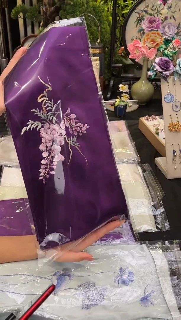 织绣十****蝎非遗绒花苏绣饰品