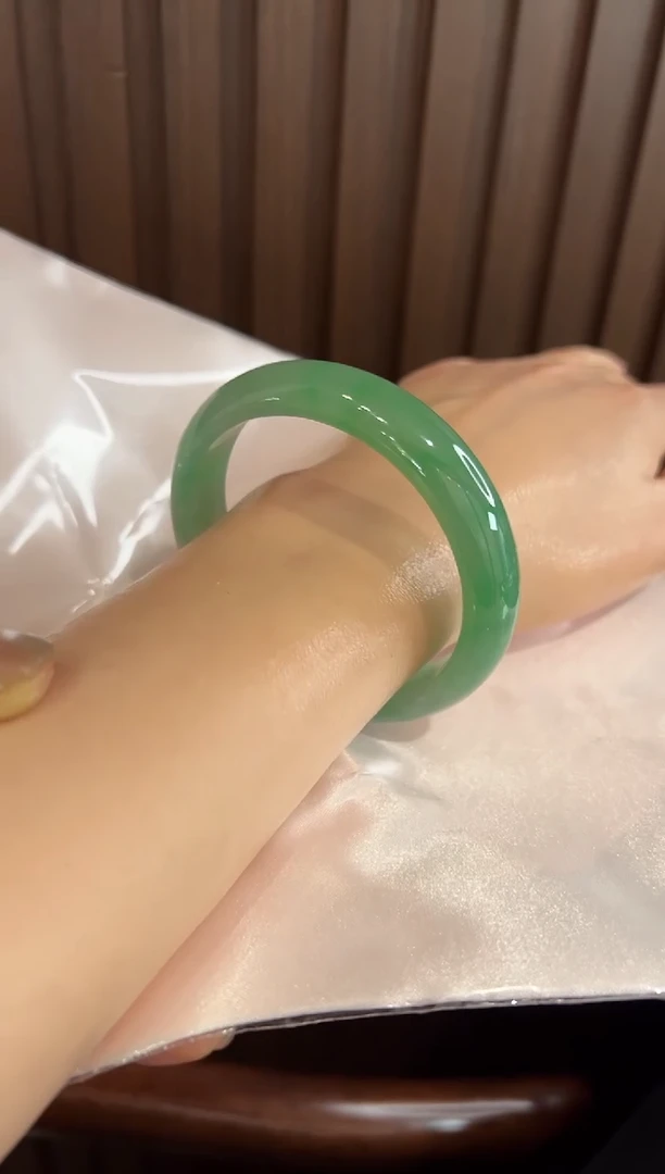 未镶嵌手镯翡翠果阳绿正圈手镯