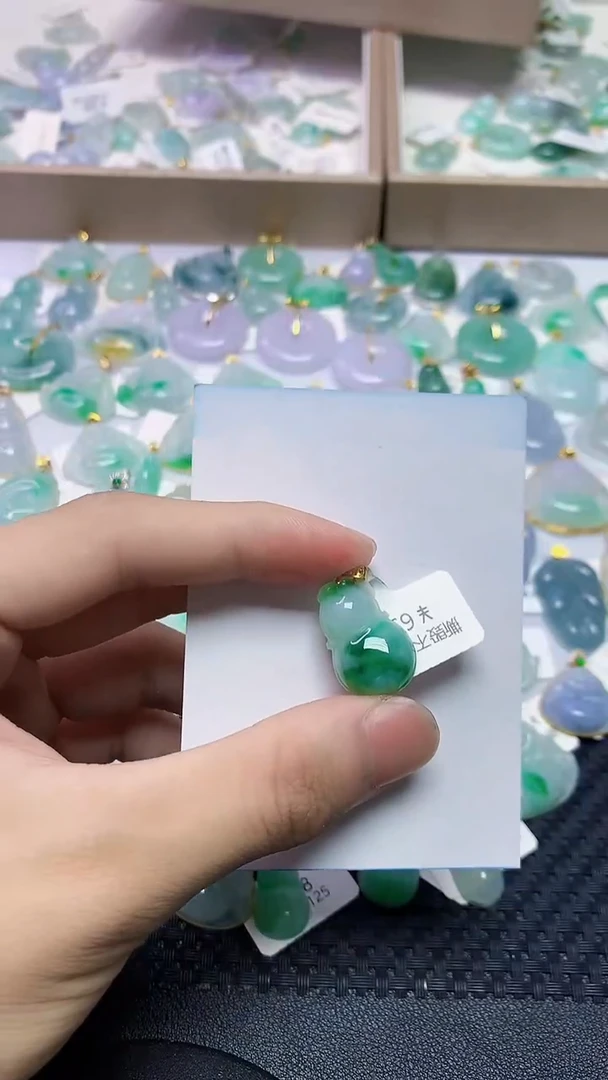 翡翠18K金镶嵌颈饰67867868767867
