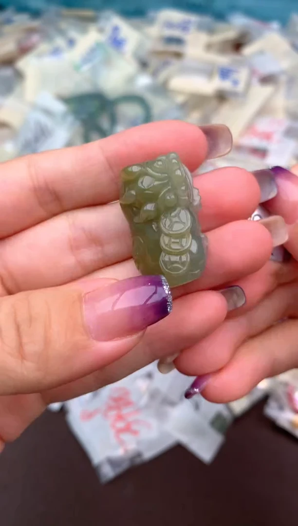 18K金镶嵌挂件翡翠—