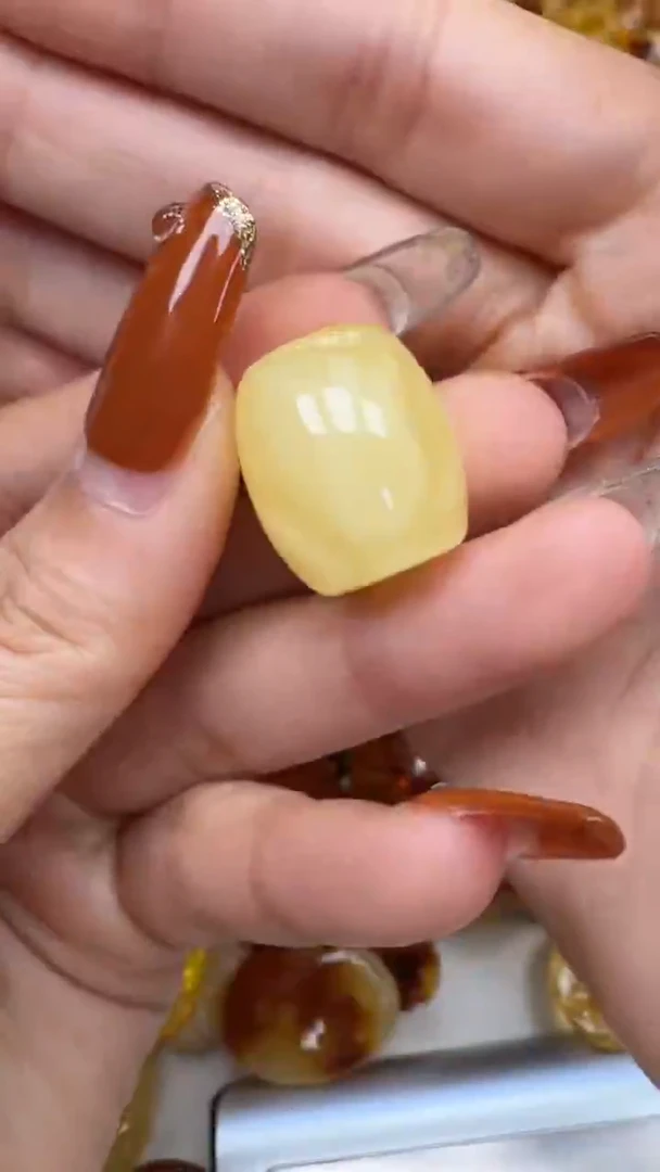 裸石琥珀未镶嵌如图