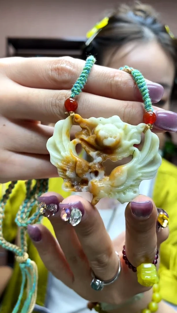 岫玉未镶嵌吊坠·