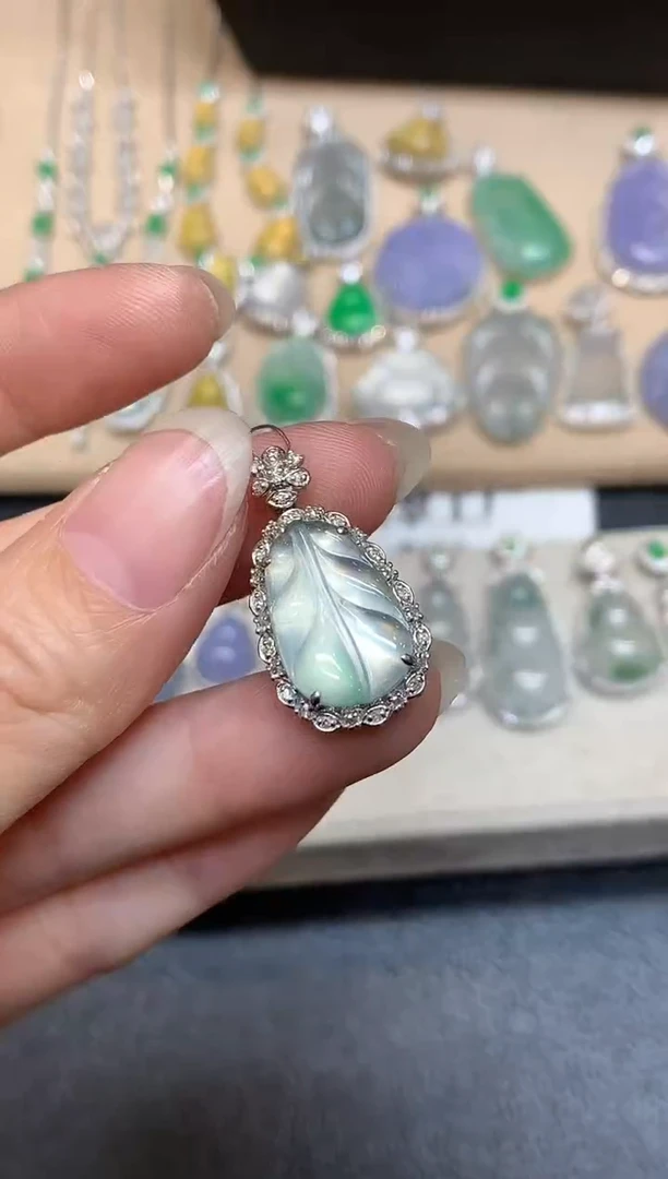 颈饰18K金镶嵌翡翠芭蕉叶【无服务费