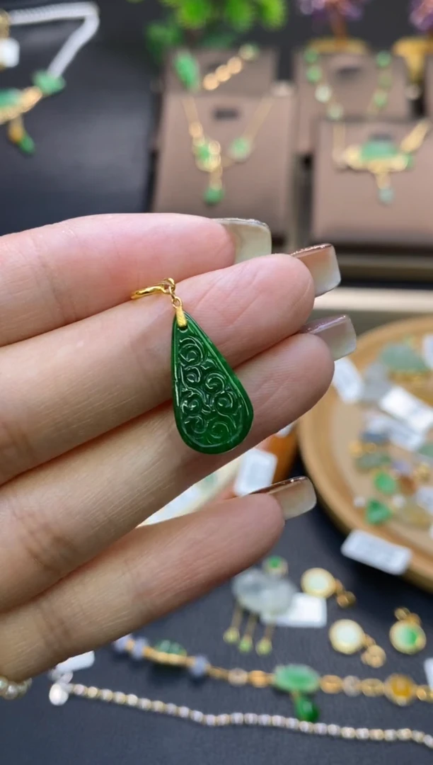 翡翠18K金镶嵌颈饰水滴吊坠13638