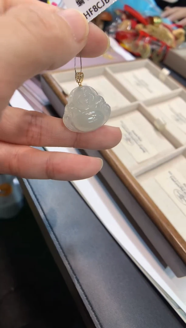 颈饰18K金镶嵌翡翠佛公
