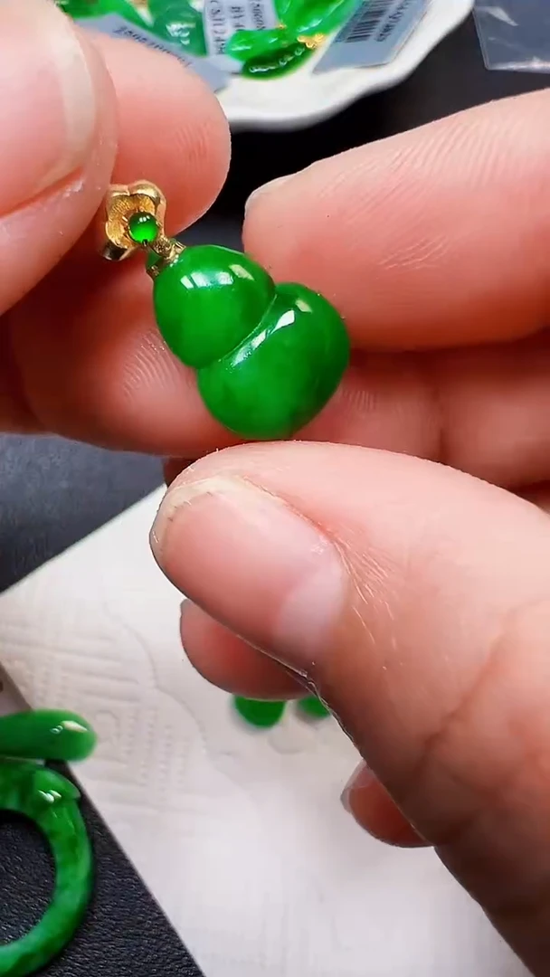 颈饰18K金镶嵌翡翠葫芦