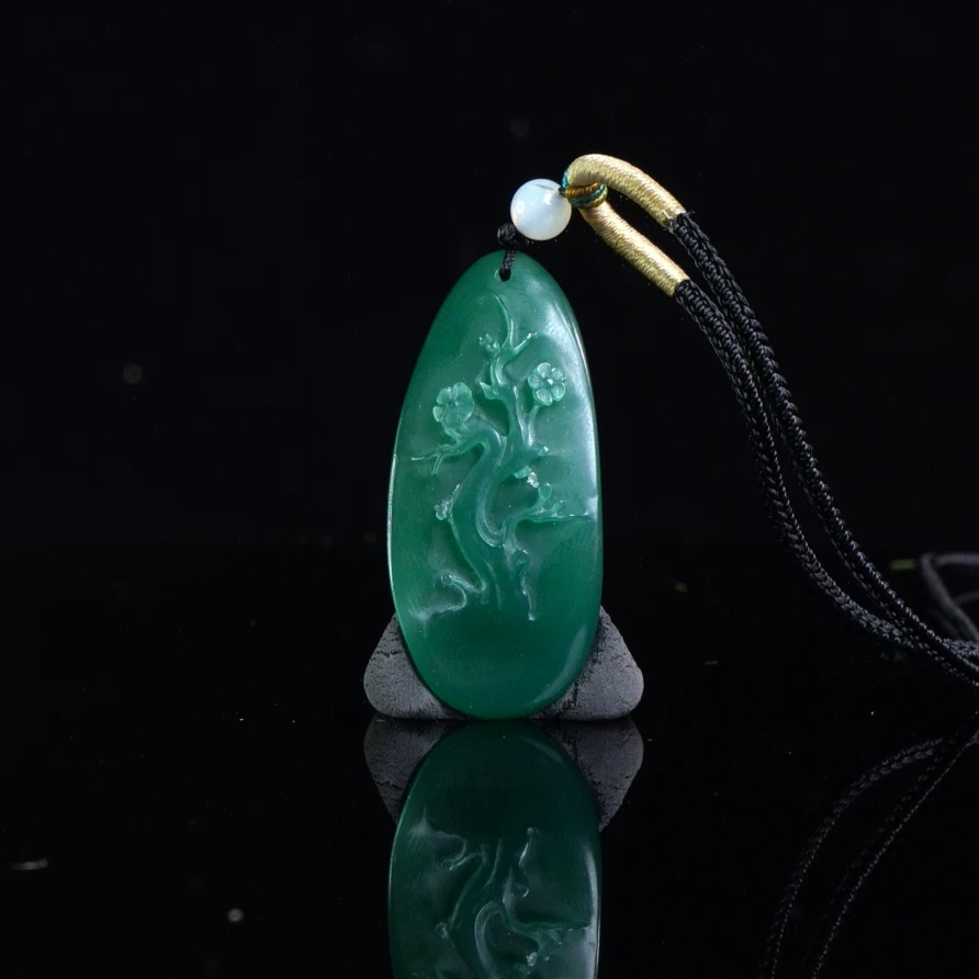 Lot.32.四川雅安绿梅花挂件16.9克4.9x2.2x1cm，2T2