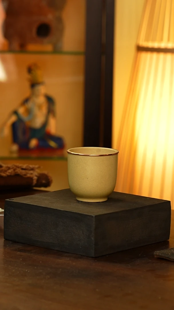 包铜黄紫砂杯....