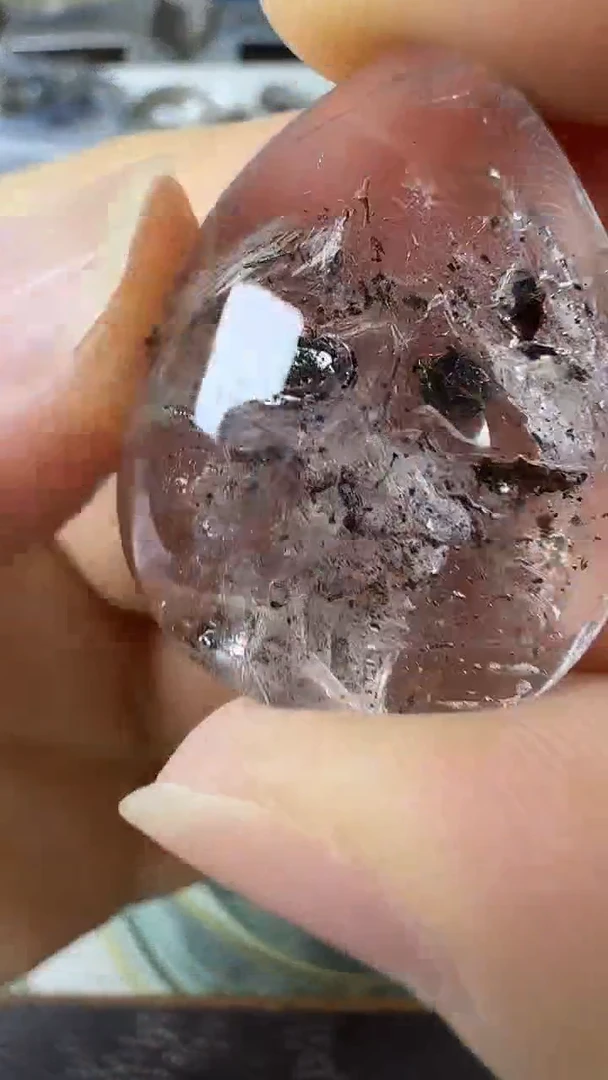 颈饰未镶嵌水晶矿坑