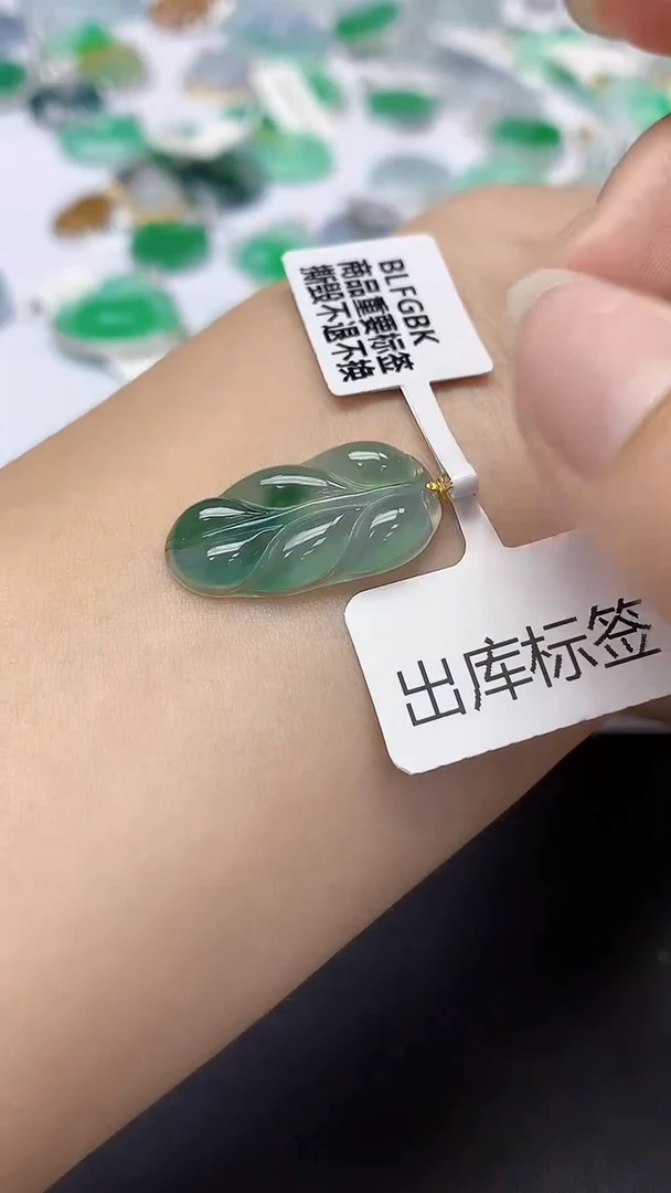 翡翠18K金镶嵌颈饰天然缅甸a货翡翠