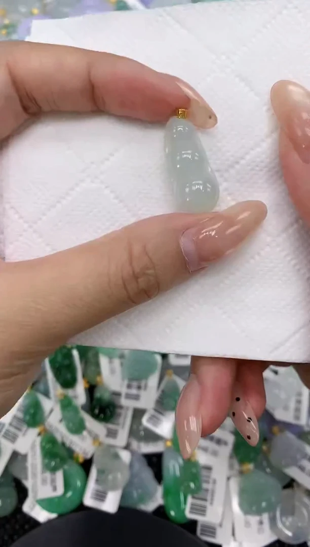 颈饰18K金镶嵌翡翠a货百元一下同包裹多件发出的只收取一单运费