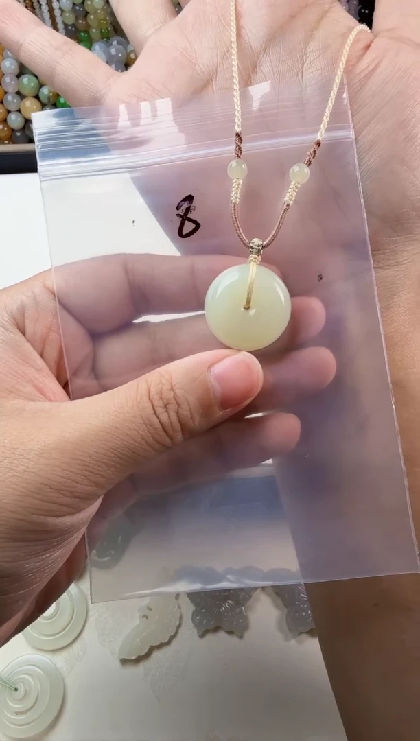 颈饰未镶嵌和田玉吊坠