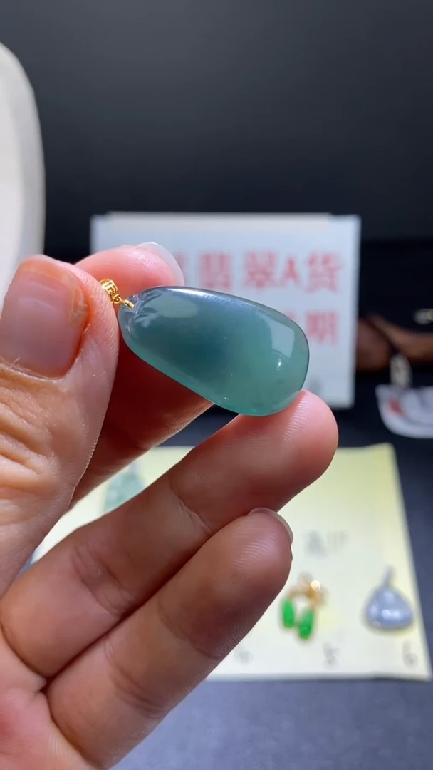 翡翠18K金镶嵌颈饰翡翠吊坠