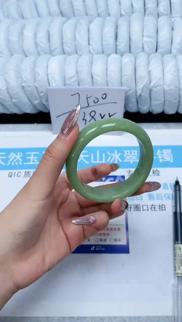 【闪购商品】石英质玉手镯未镶嵌148-56.7