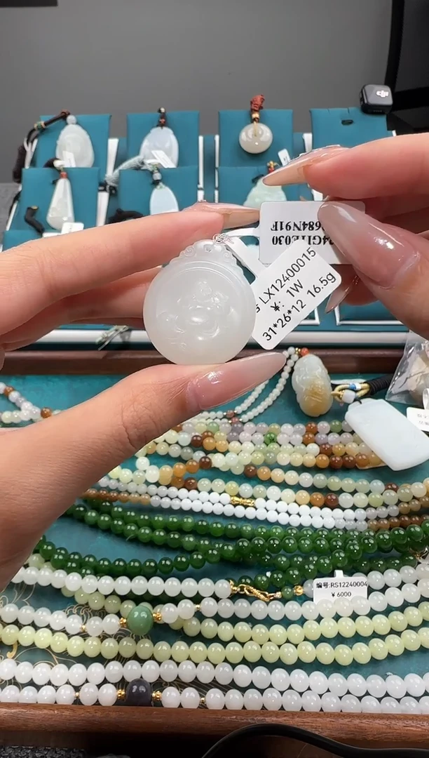 颈饰未镶嵌和田玉吊坠 LX