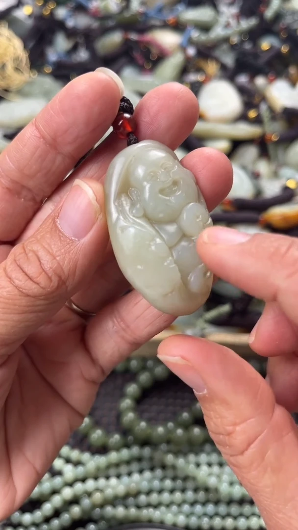 【闪购商品】和田玉颈饰未镶嵌多样性发货没有证书，拍一发一.有瑕