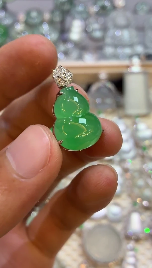 吊坠(不含链)18K金镶嵌翡翠葫芦