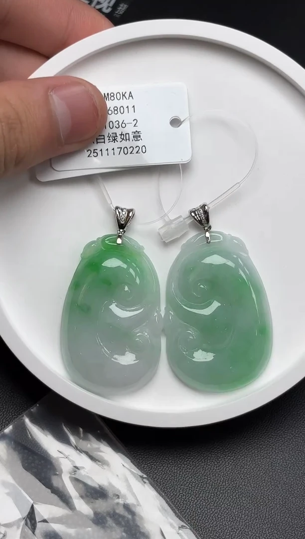 颈饰18K金镶嵌翡翠如意多样性发一