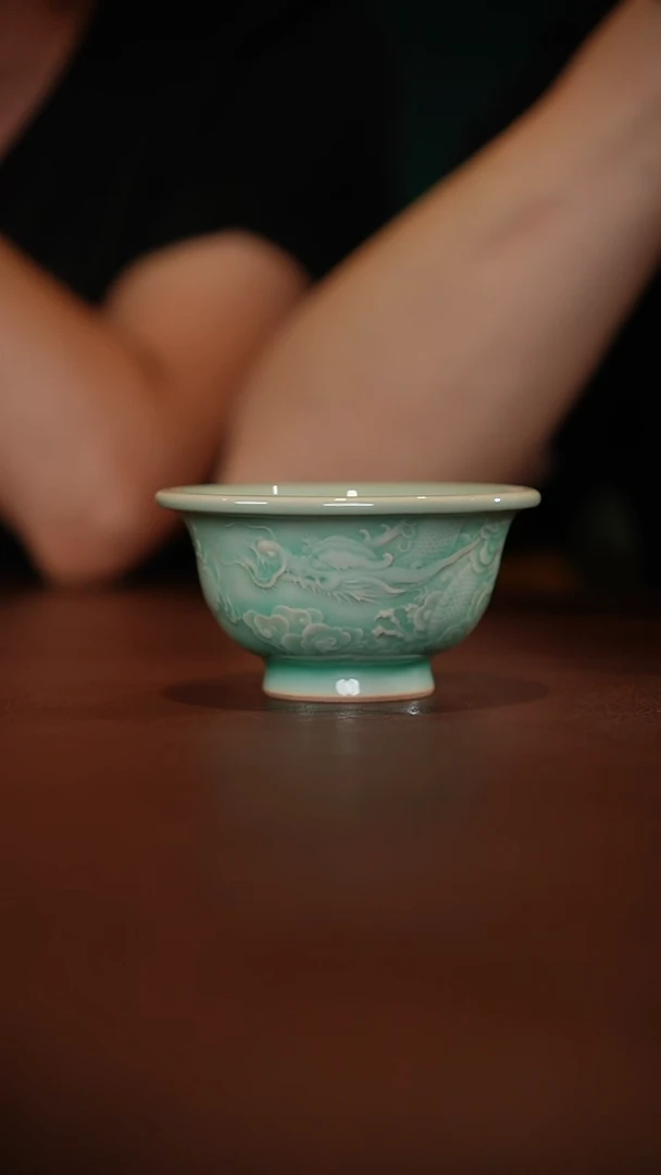 22-10祥云龙纹压手杯（粉青归无底款）