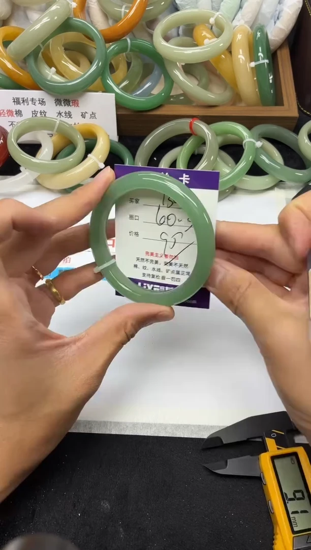 未镶嵌手镯石英质玉130