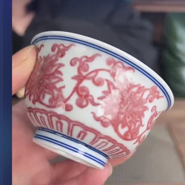 一品德窑釉里红缠枝花绘杯子