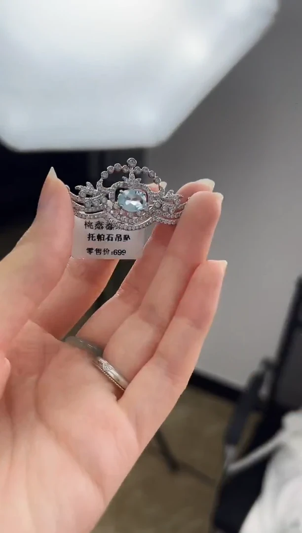 未镶嵌托帕石胸针天然珠宝多样性发其一