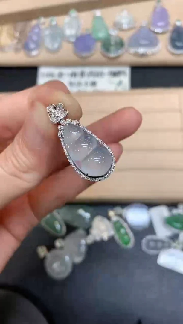 【闪购商品】翡翠颈饰18K金镶嵌福豆【无服务费