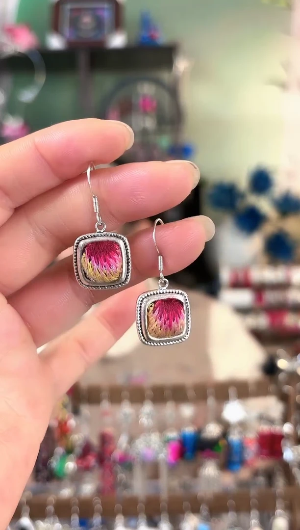 彩云南阁非遗老绣饰品5