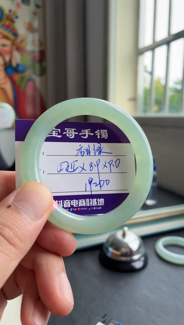 翡翠手镯未镶嵌翡翠手镯