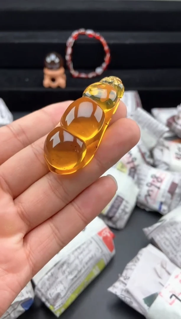 琥珀颈饰未镶嵌金蓝珀四季豆吊坠