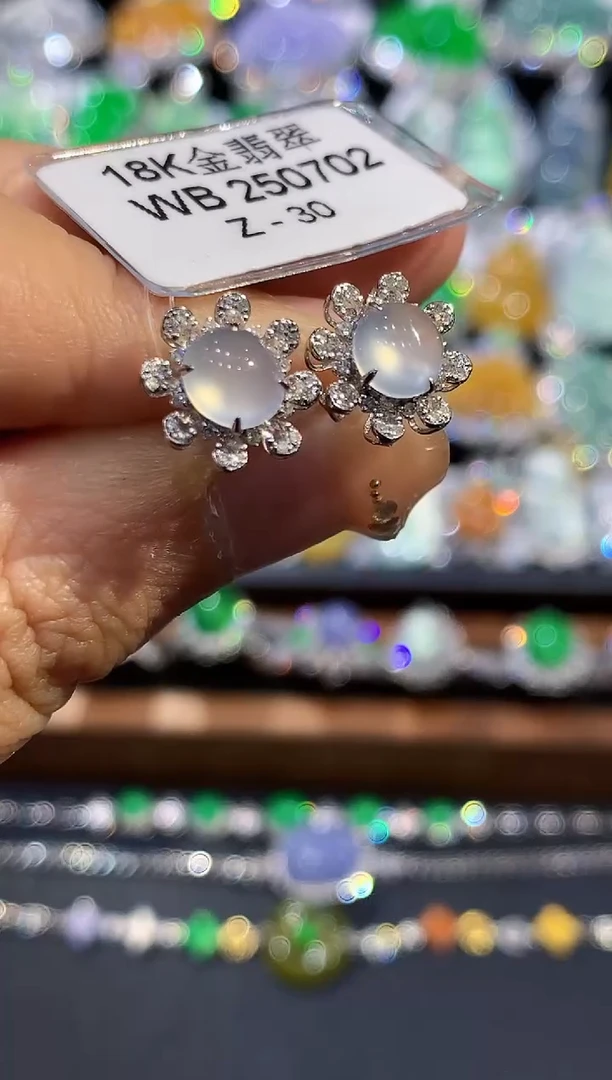 18K金镶嵌翡翠耳饰多样性发其一