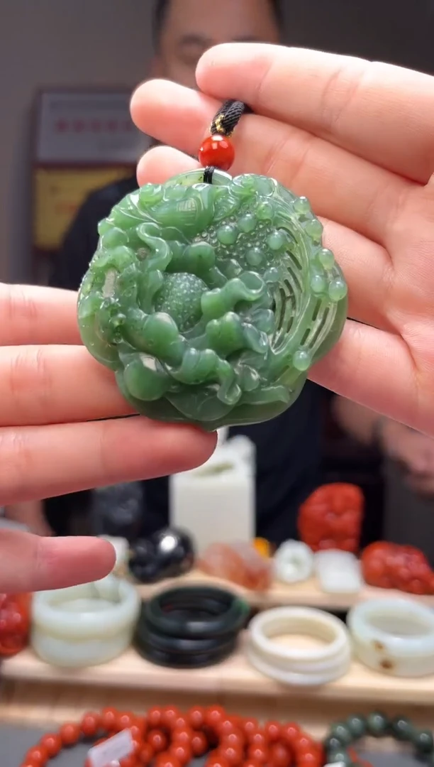 颈饰未镶嵌和田玉吊坠