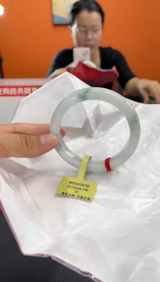 翡翠手镯未镶嵌翡翠手镯