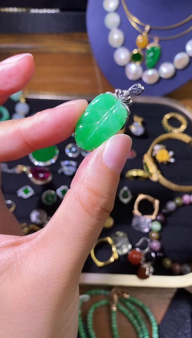 琥珀颈饰18K金镶嵌绿叶子