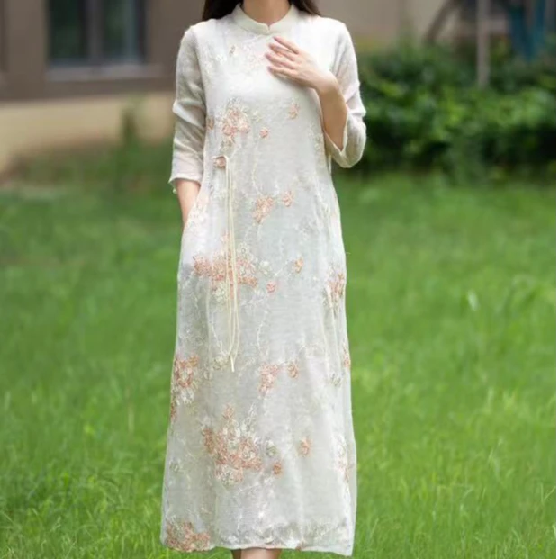 8102 显瘦气质款文艺中国风复古绣花连衣裙