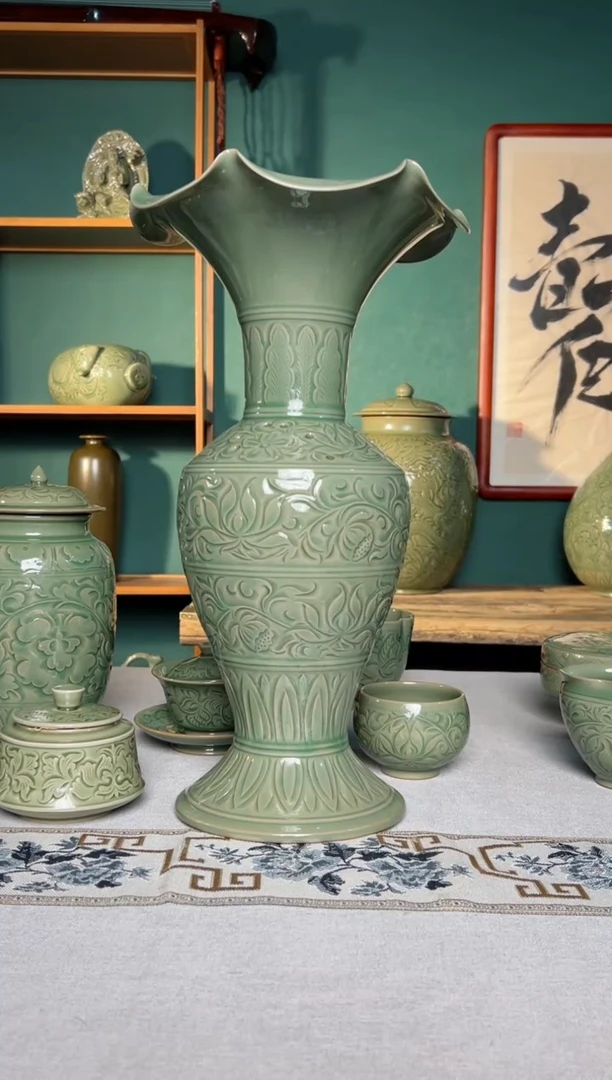 【闪购商品】其他秘色莲纹花口凤尾尊