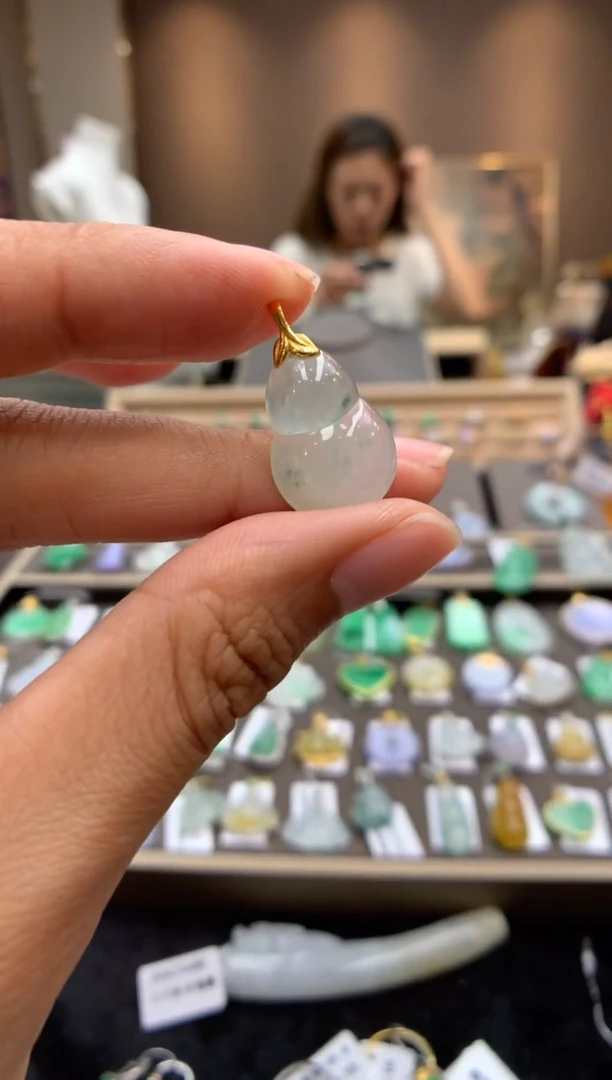 翡翠18K金镶嵌颈饰葫芦