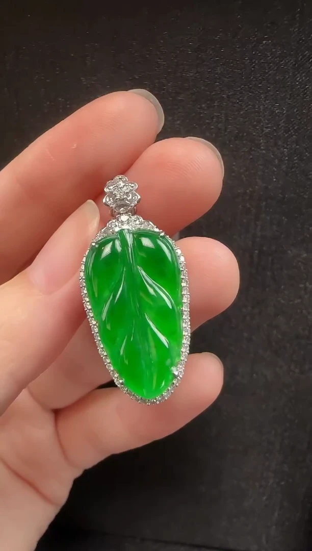 颈饰18K金镶嵌翡翠126叶子一个