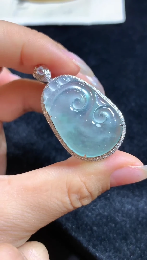 颈饰18K金镶嵌翡翠翡翠如意（特价秒杀）