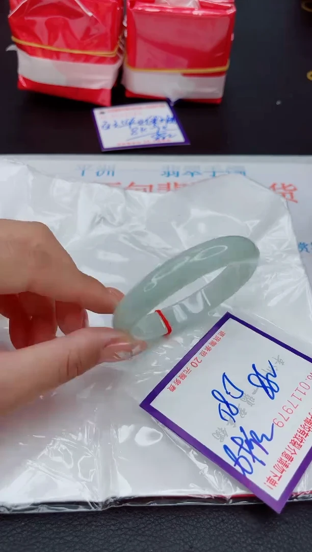 翡翠手镯未镶嵌1
