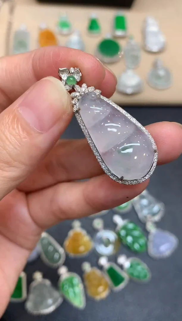 颈饰18K金镶嵌翡翠福豆【无服务费