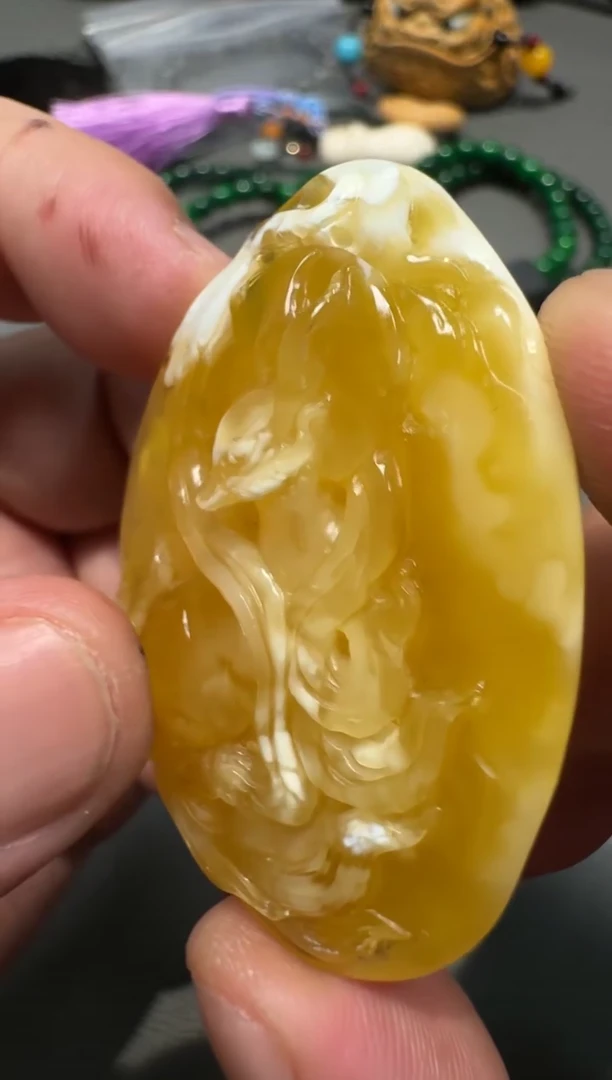 琥珀颈饰未镶嵌雕刻吊坠