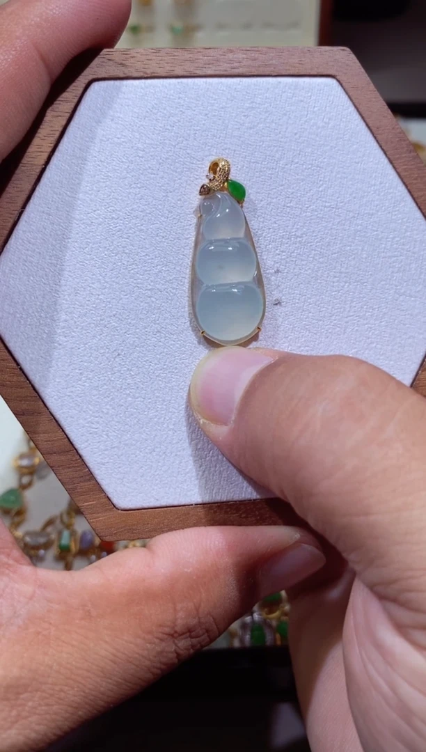 颈饰18K金镶嵌翡翠111111