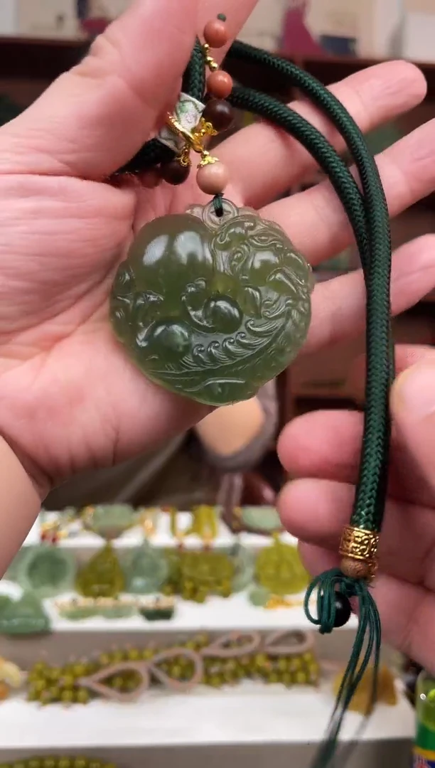 未镶嵌蛇纹石玉颈饰·