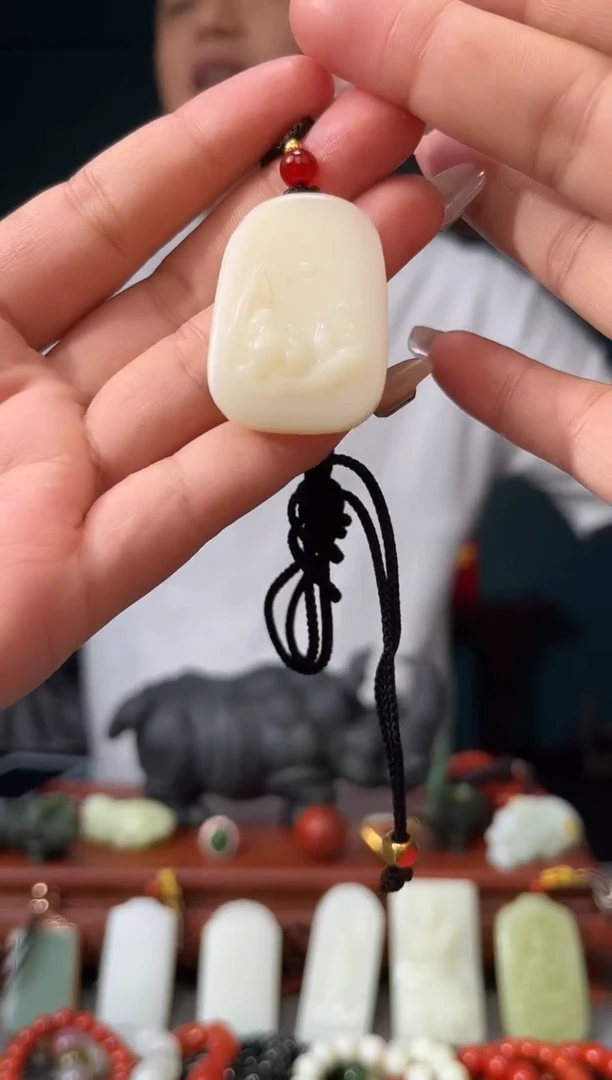 和田玉未镶嵌颈饰吊坠